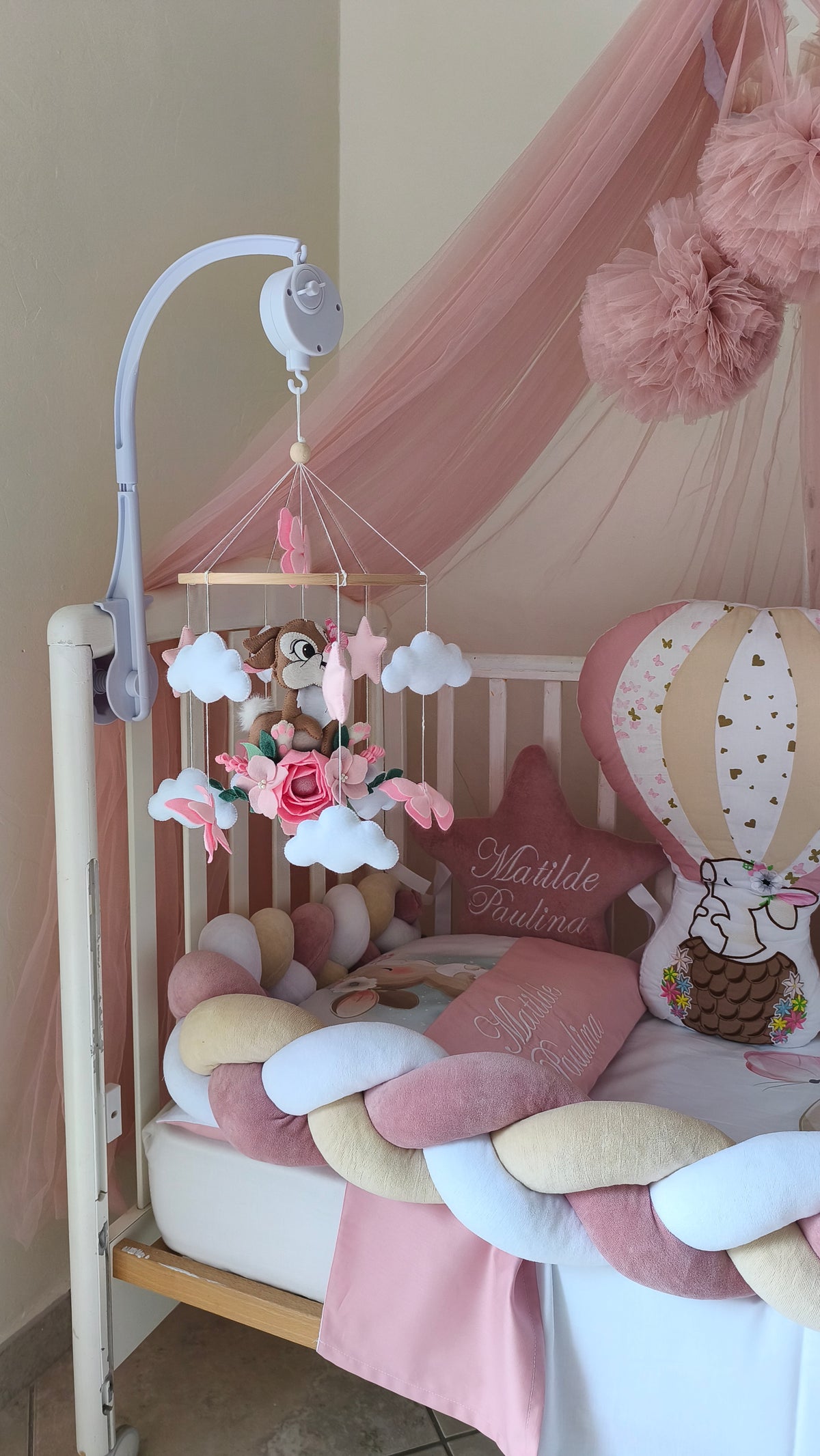 Set lettino neonata con giostrina musicale feltro rosa cerbiatto paracolpi treccia tre colori cuscini mongolfiera stella velluto e nome ricamato