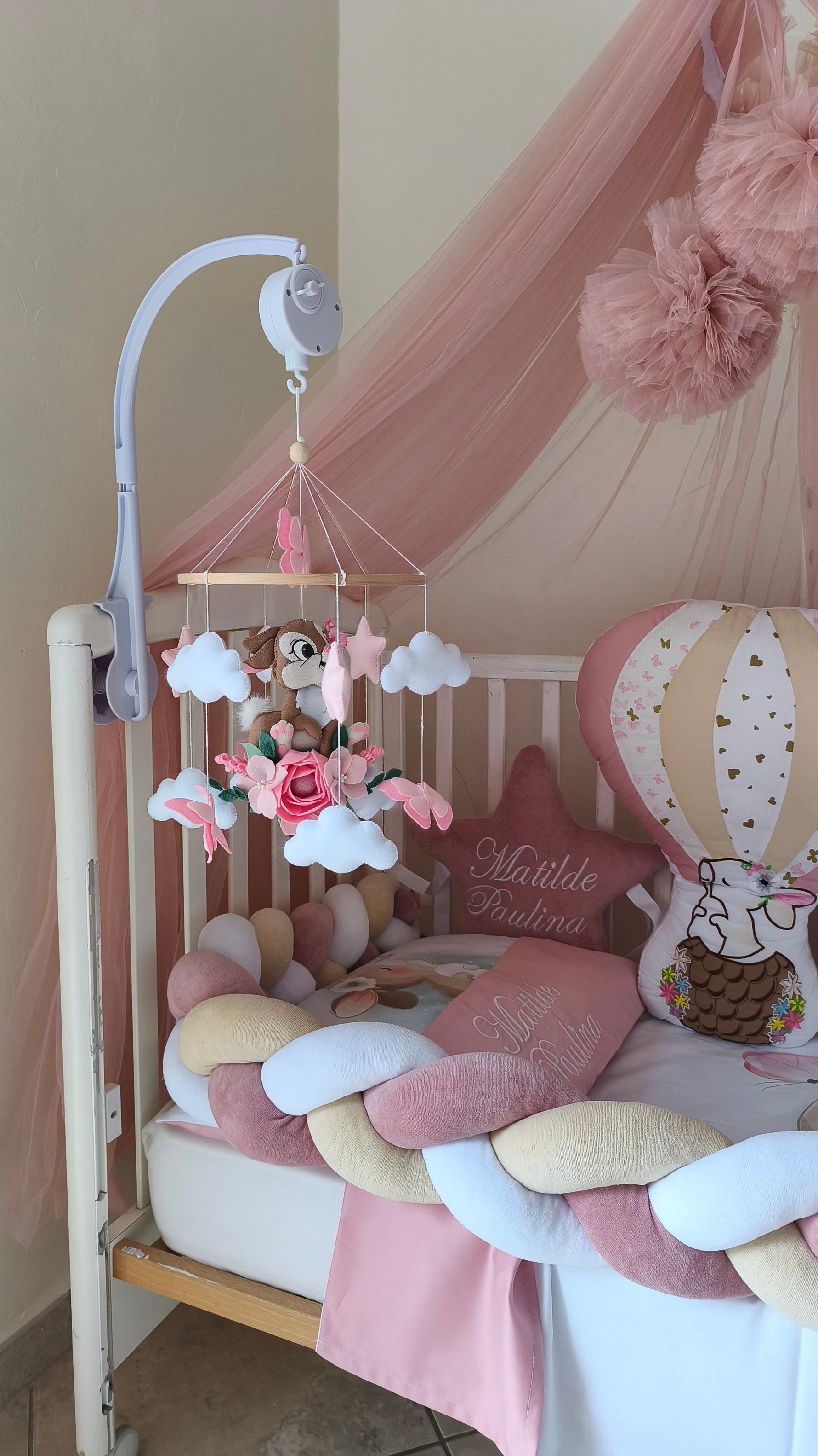 Set lettino neonata con giostrina musicale feltro rosa cerbiatto paracolpi treccia tre colori cuscini mongolfiera stella velluto e nome ricamato