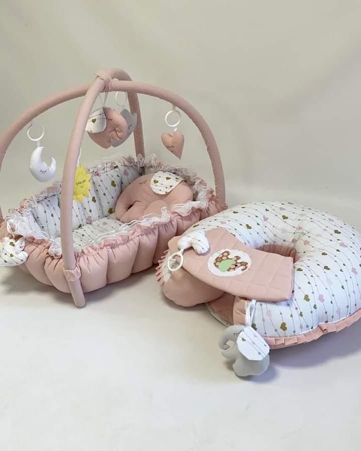 Set neonato rosa antico: cuscino allattamento transformer 3 in 1, riduttore lettino e palestrina ad arco con peluche elefantino e cuori oro
