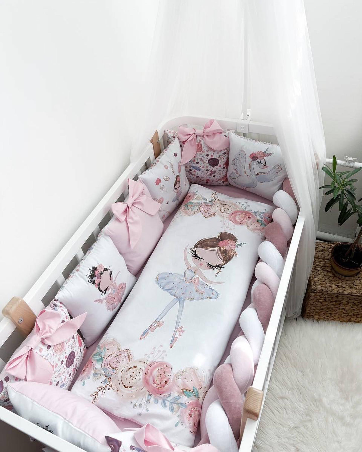 Paracolpi cuscini lettino neonata rosa bianco, fantasia ballerine e fiori, fiocchi decorativi, baldacchino tulle bianco