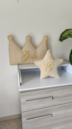Set cuscini paracolpi beige con corona e stella ricamate in oro, ideali per decorare il lettino e la culla del neonato.