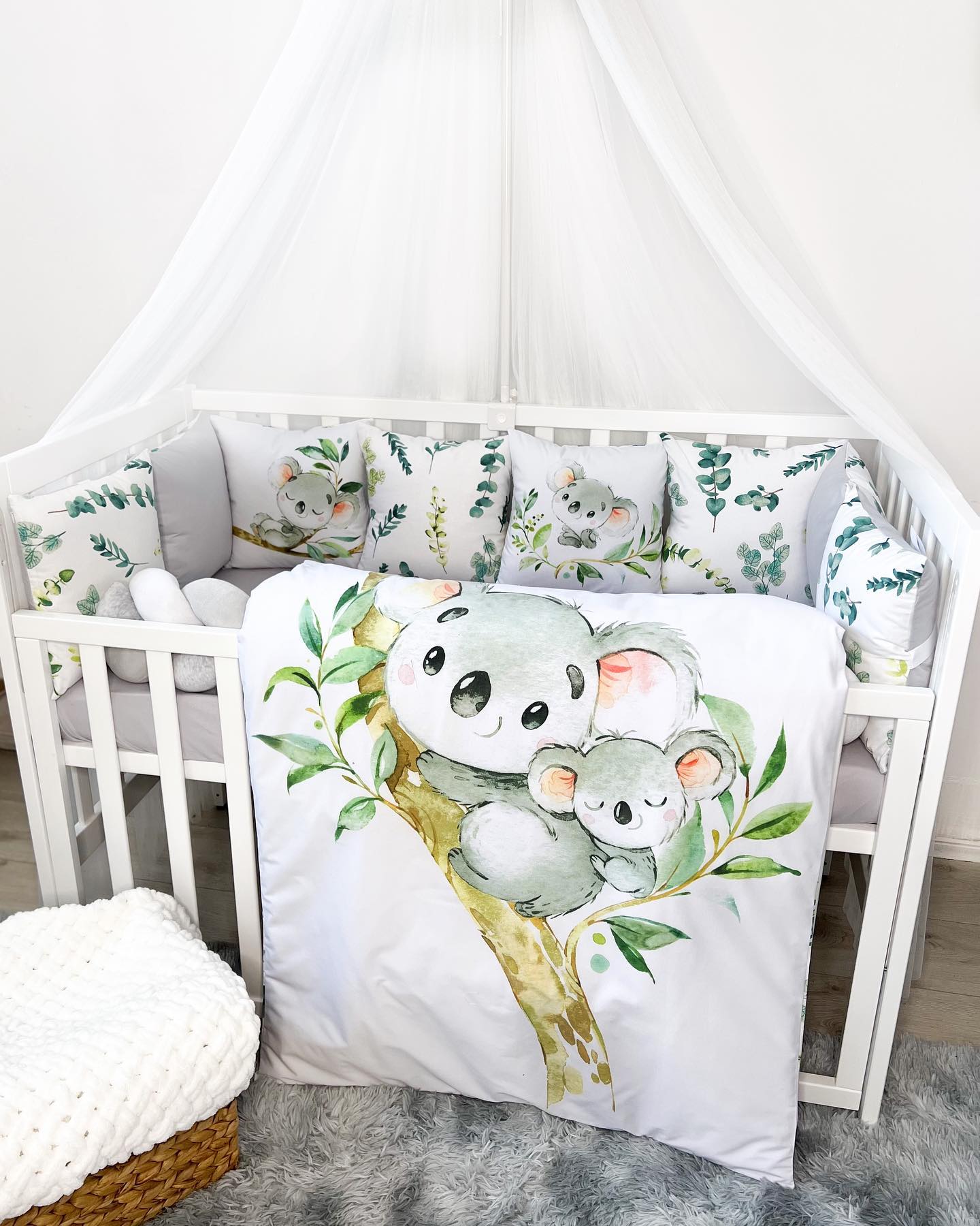 Set paracolpi a treccia e cuscini sfoderabili per lettino, fantasia koala ed eucalipto, con piumone coordinato
