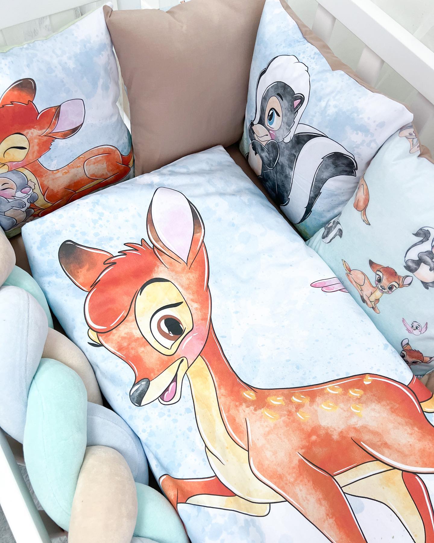 Set Paracolpi Lettino Culla a Treccia e Cuscini Sfoderabili Bambi e Tamburino - universo del bambino