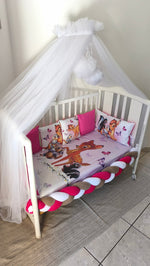 Set Paracolpi Lettino Culla a Treccia e Cuscini Sfoderabili Bambi Fucsia - universo del bambino