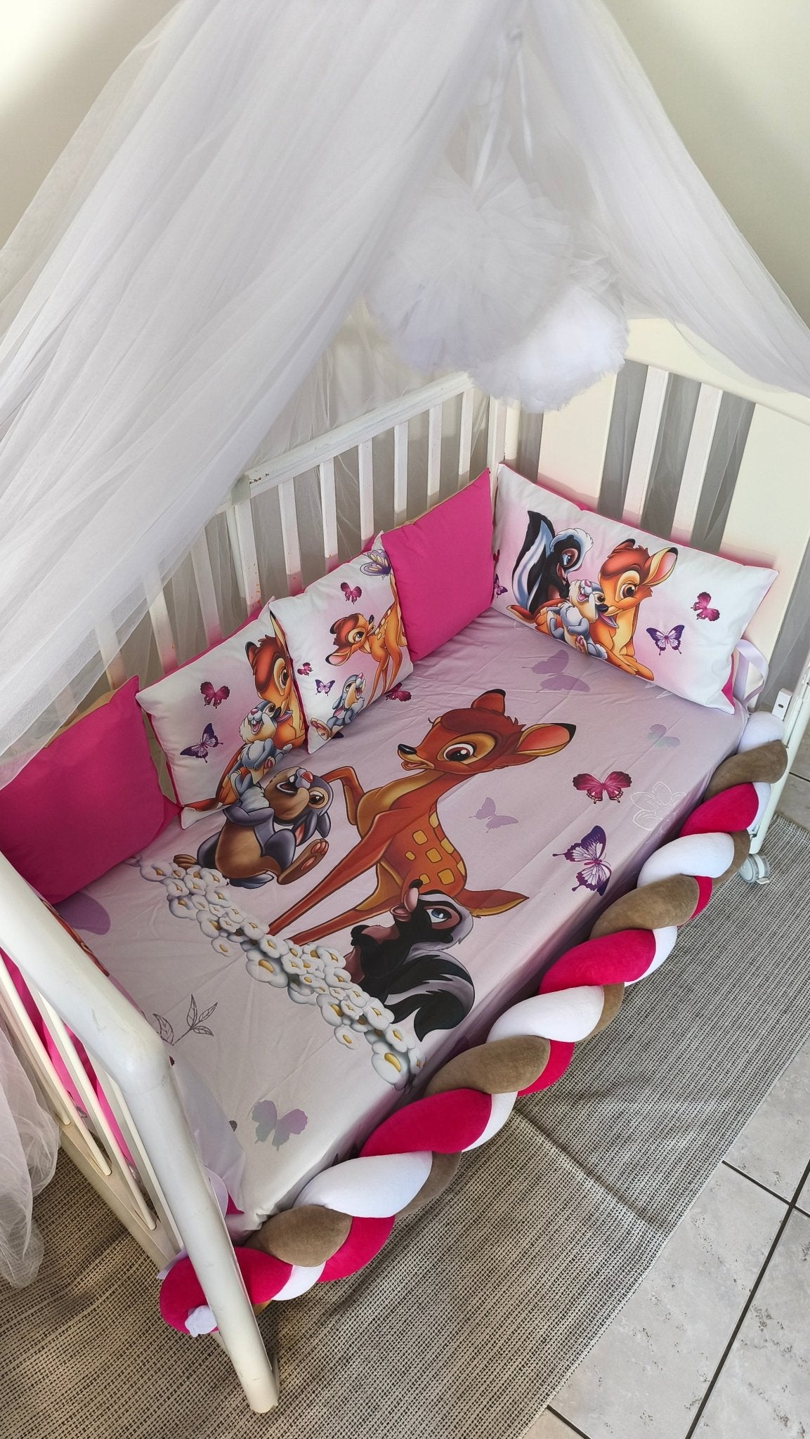 Set Paracolpi Lettino Culla a Treccia e Cuscini Sfoderabili Bambi Fucsia - universo del bambino