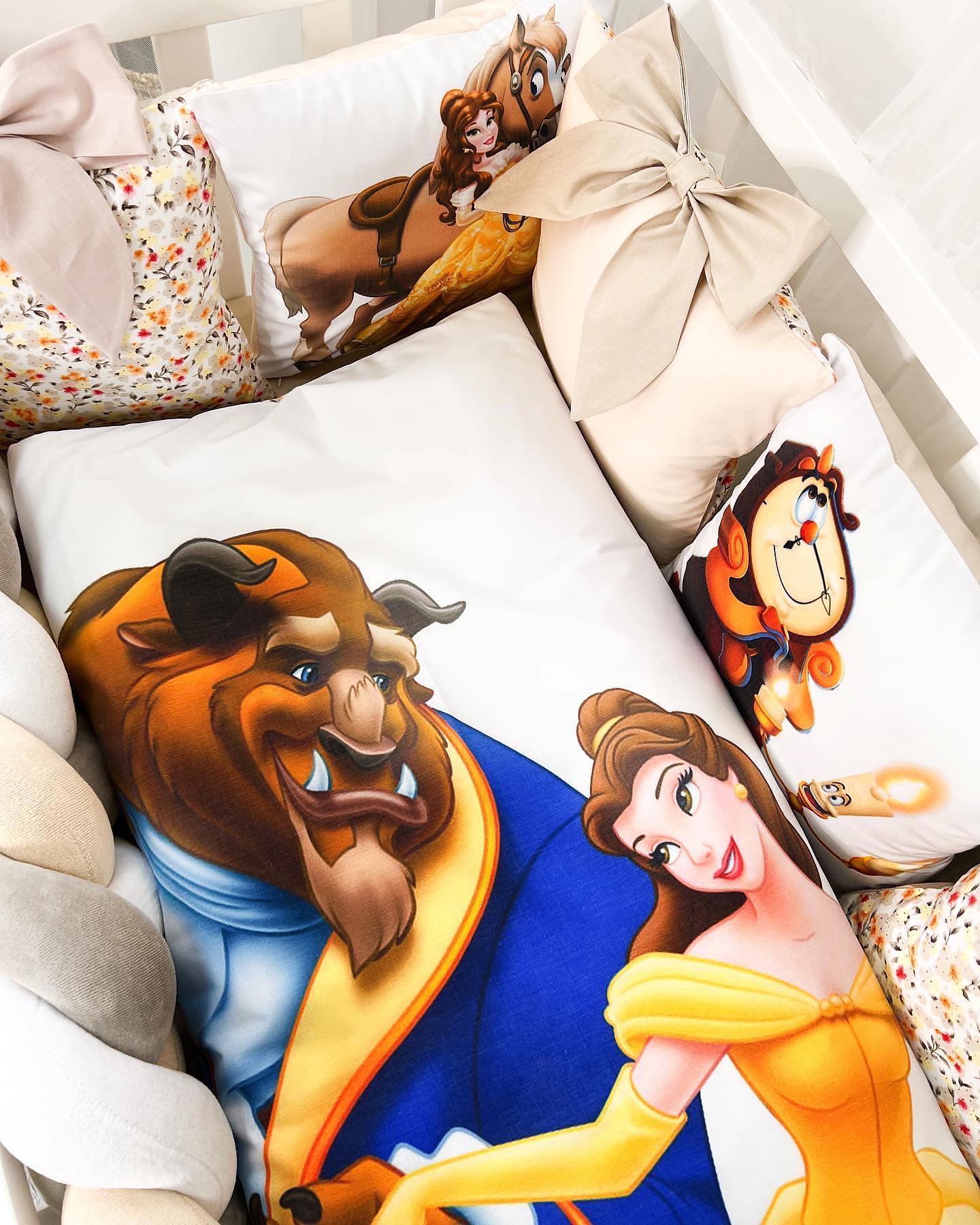 Set Paracolpi Lettino Culla a Treccia e Cuscini Sfoderabili Bella e La Bestia - universo del bambino