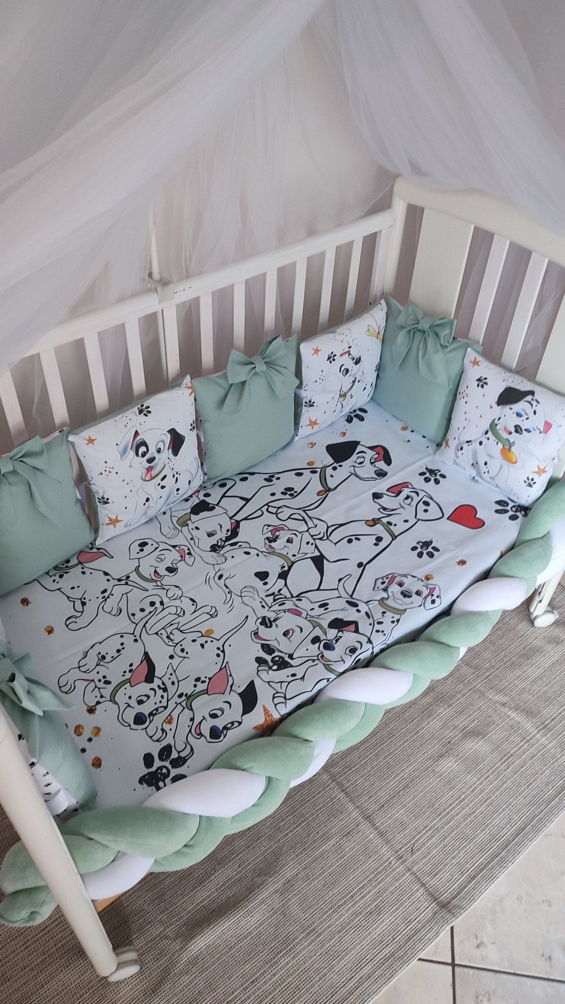 Set Paracolpi Lettino Culla a Treccia e Cuscini Sfoderabili Carica dei 101 Verde Salvia - universo del bambino