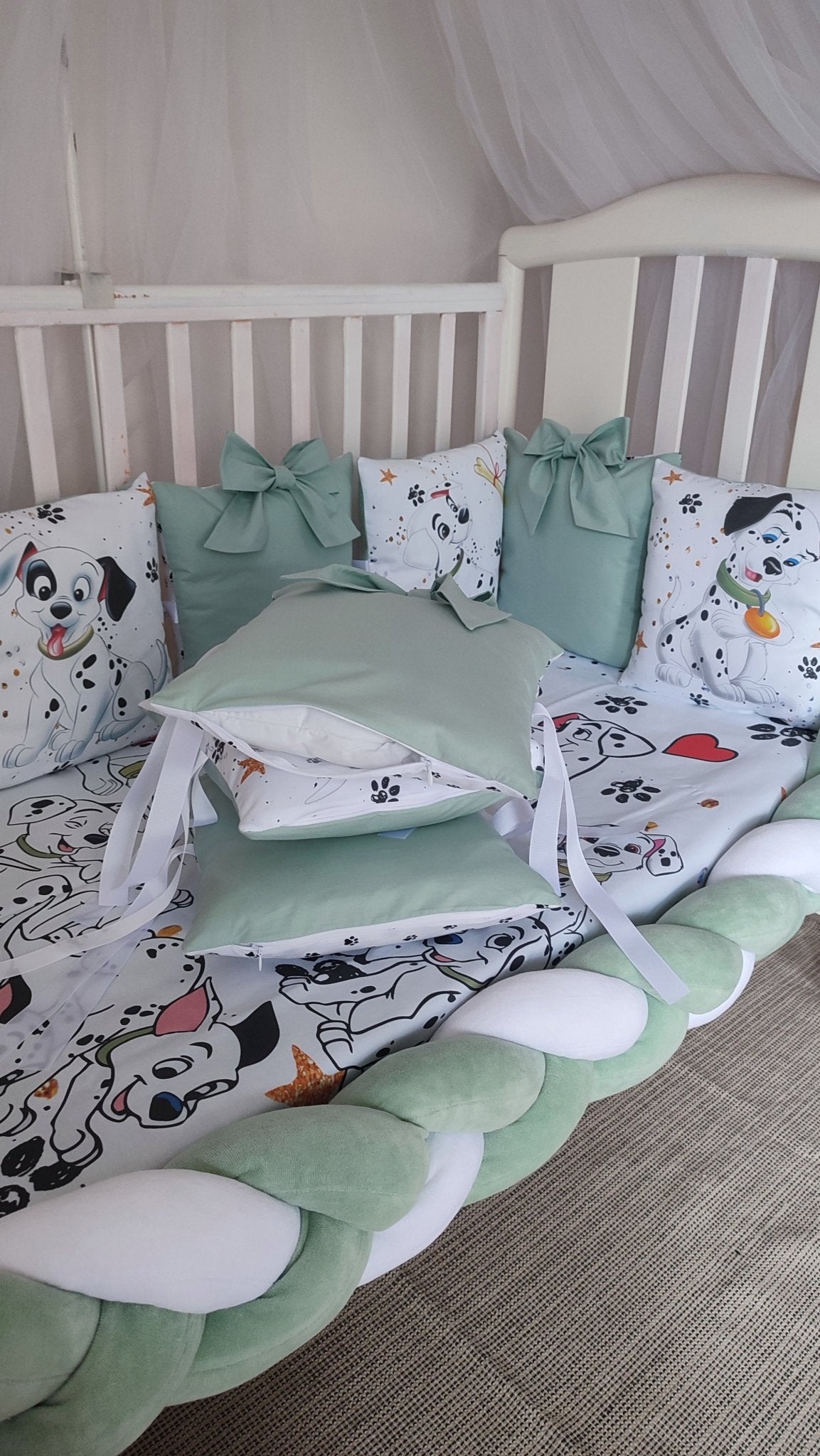 Set Paracolpi Lettino Culla a Treccia e Cuscini Sfoderabili Carica dei 101 Verde Salvia - universo del bambino