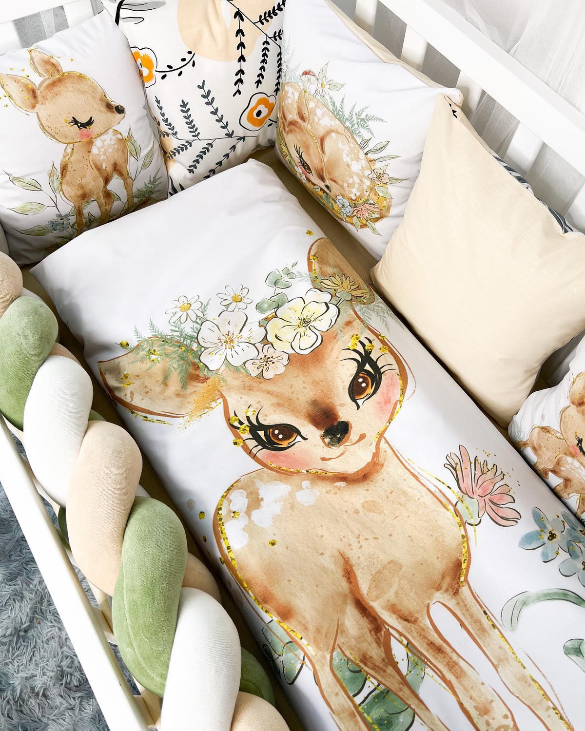 Set Paracolpi Lettino Culla a Treccia e Cuscini Sfoderabili Cerbiatto nel Bosco Beige - universo del bambino