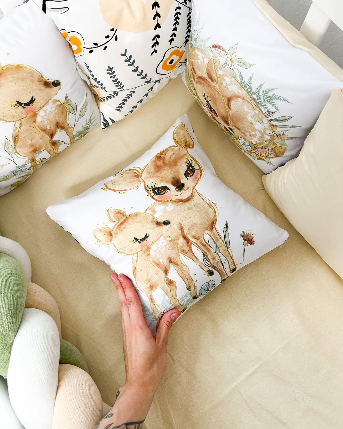 Set Paracolpi Lettino Culla a Treccia e Cuscini Sfoderabili Cerbiatto nel Bosco Beige - universo del bambino