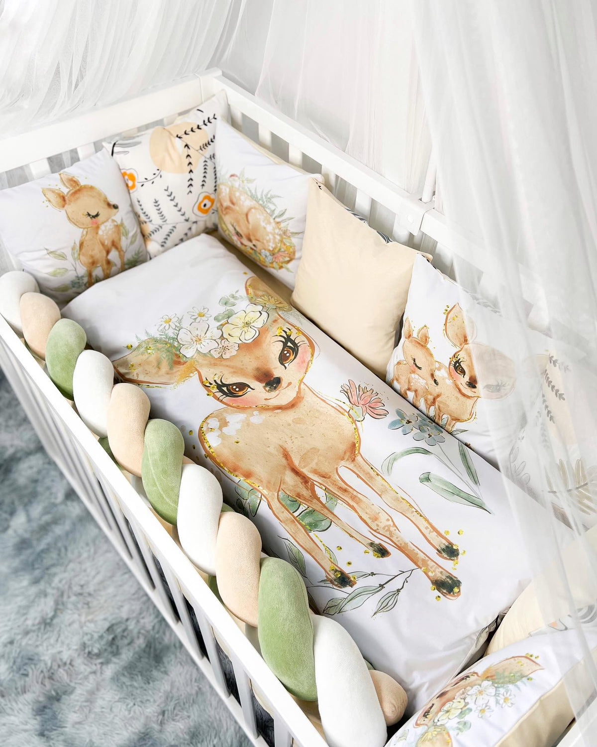Set Paracolpi Lettino Culla a Treccia e Cuscini Sfoderabili Cerbiatto nel Bosco Beige - universo del bambino