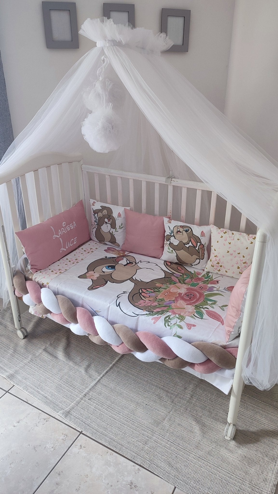 Set Paracolpi Lettino Culla a Treccia e Cuscini Sfoderabili Coniglietta Miss Bunny Bambi - universo del bambino