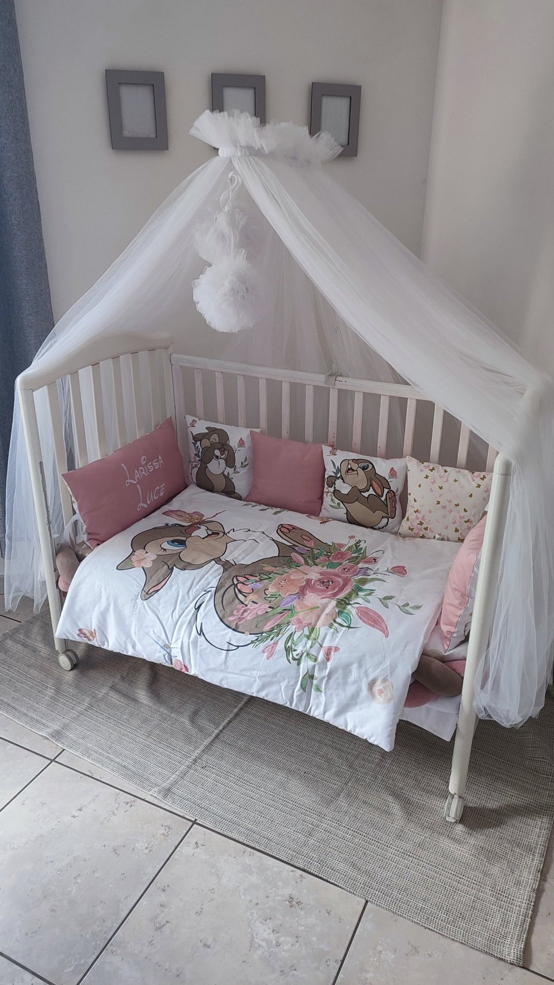 Set Paracolpi Lettino Culla a Treccia e Cuscini Sfoderabili Coniglietta Miss Bunny Bambi - universo del bambino