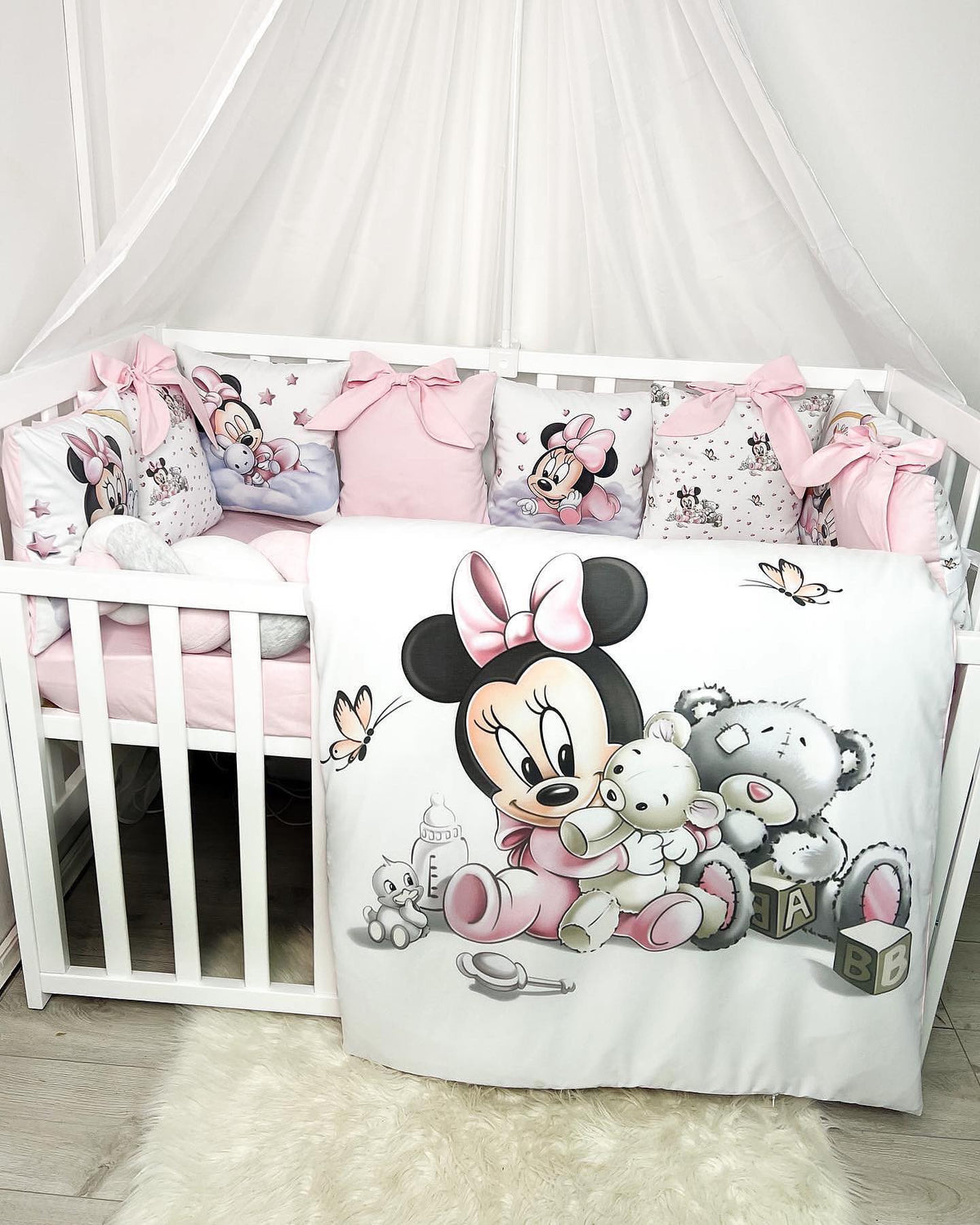 Set Paracolpi Lettino Culla a Treccia e Cuscini Sfoderabili Topolina con Orsetto Rosa - universo del bambino