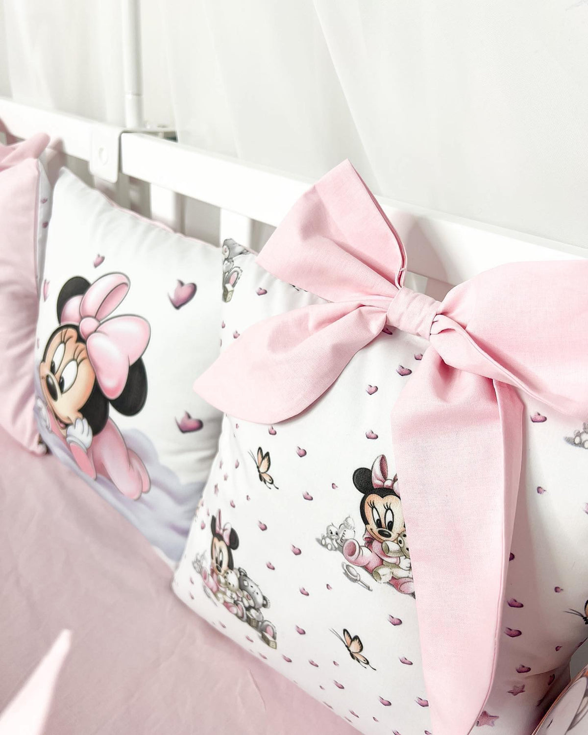 Set Paracolpi Lettino Culla a Treccia e Cuscini Sfoderabili Topolina con Orsetto Rosa - universo del bambino