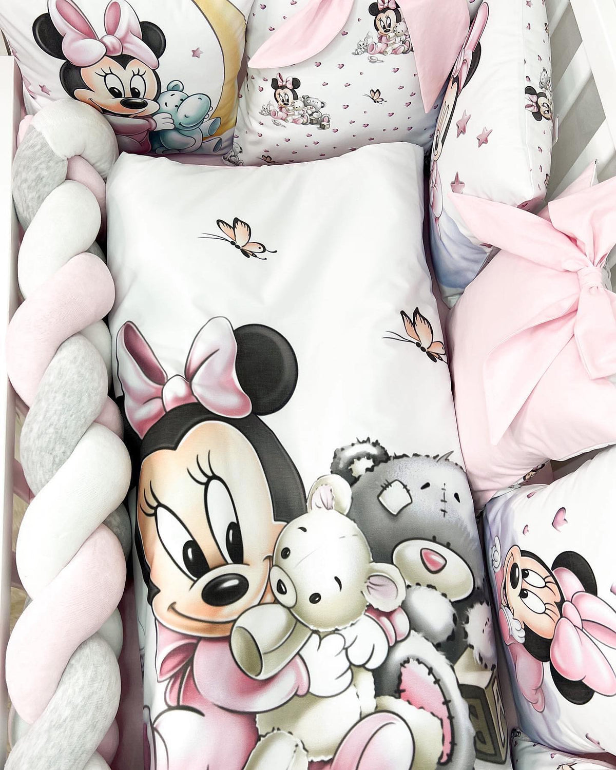Set Paracolpi Lettino Culla a Treccia e Cuscini Sfoderabili Topolina con Orsetto Rosa - universo del bambino
