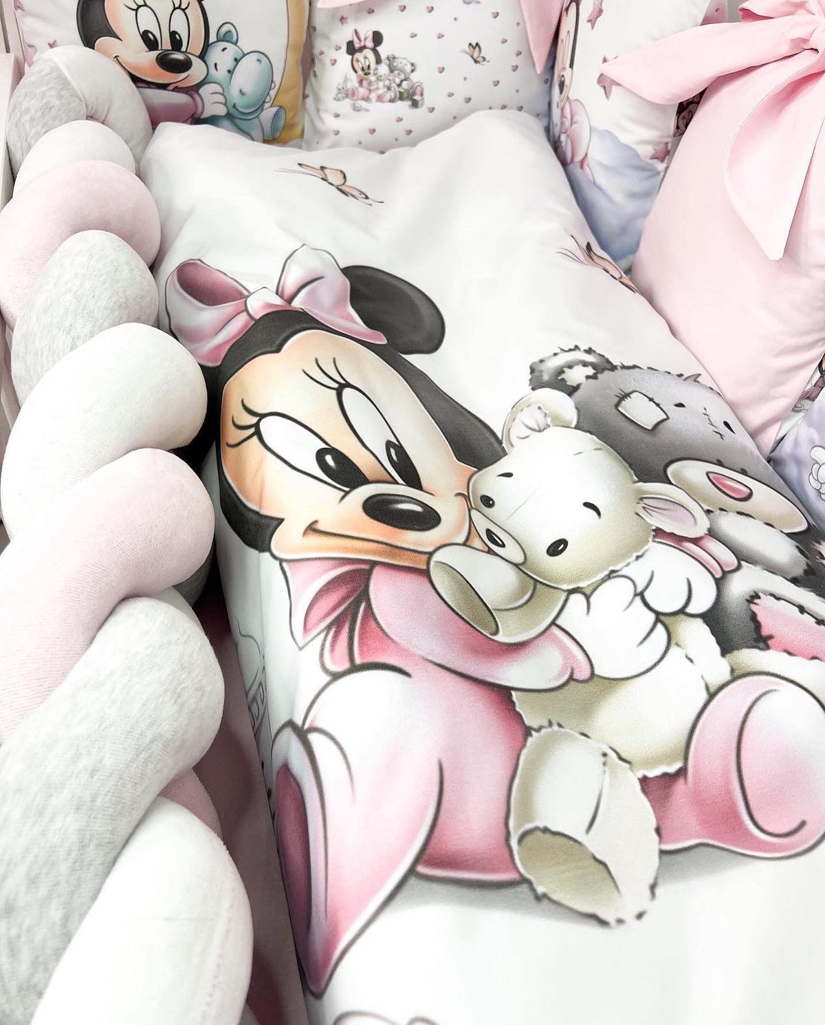 Set Paracolpi Lettino Culla a Treccia e Cuscini Sfoderabili Topolina con Orsetto Rosa - universo del bambino