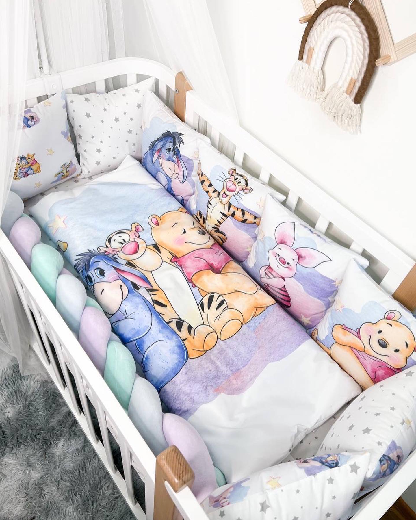 Set Paracolpi Lettino Culla a Treccia e Cuscini Sfoderabili Winnie the Pooh Lilla - universo del bambino