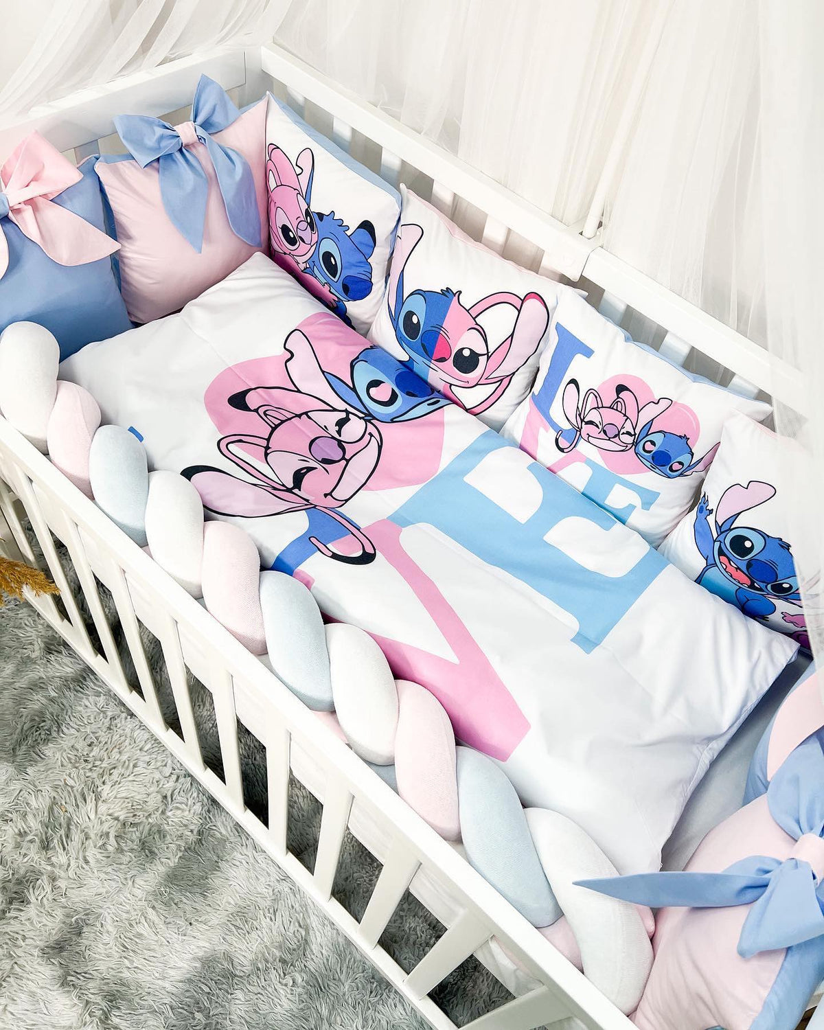 Set paracolpi lettino neonato con cuscini sfoderabili Stitch e Angel Disney e treccia rosa e azzurra
