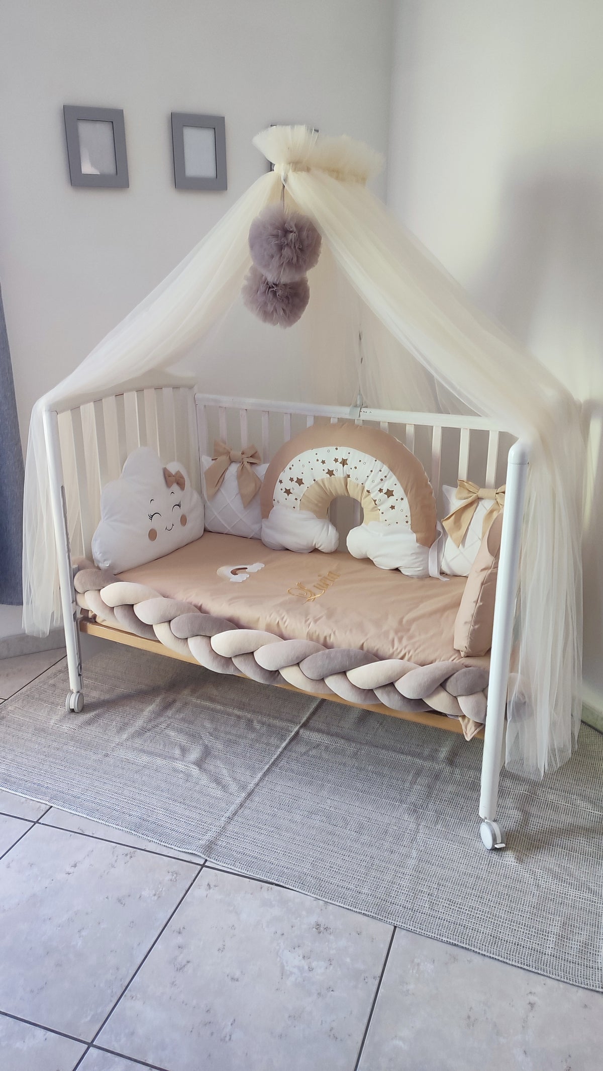 Set paracolpi treccia velluto beige grigio con cuscino arcobaleno stelle nuvola orsetto e baldacchino avorio neonato