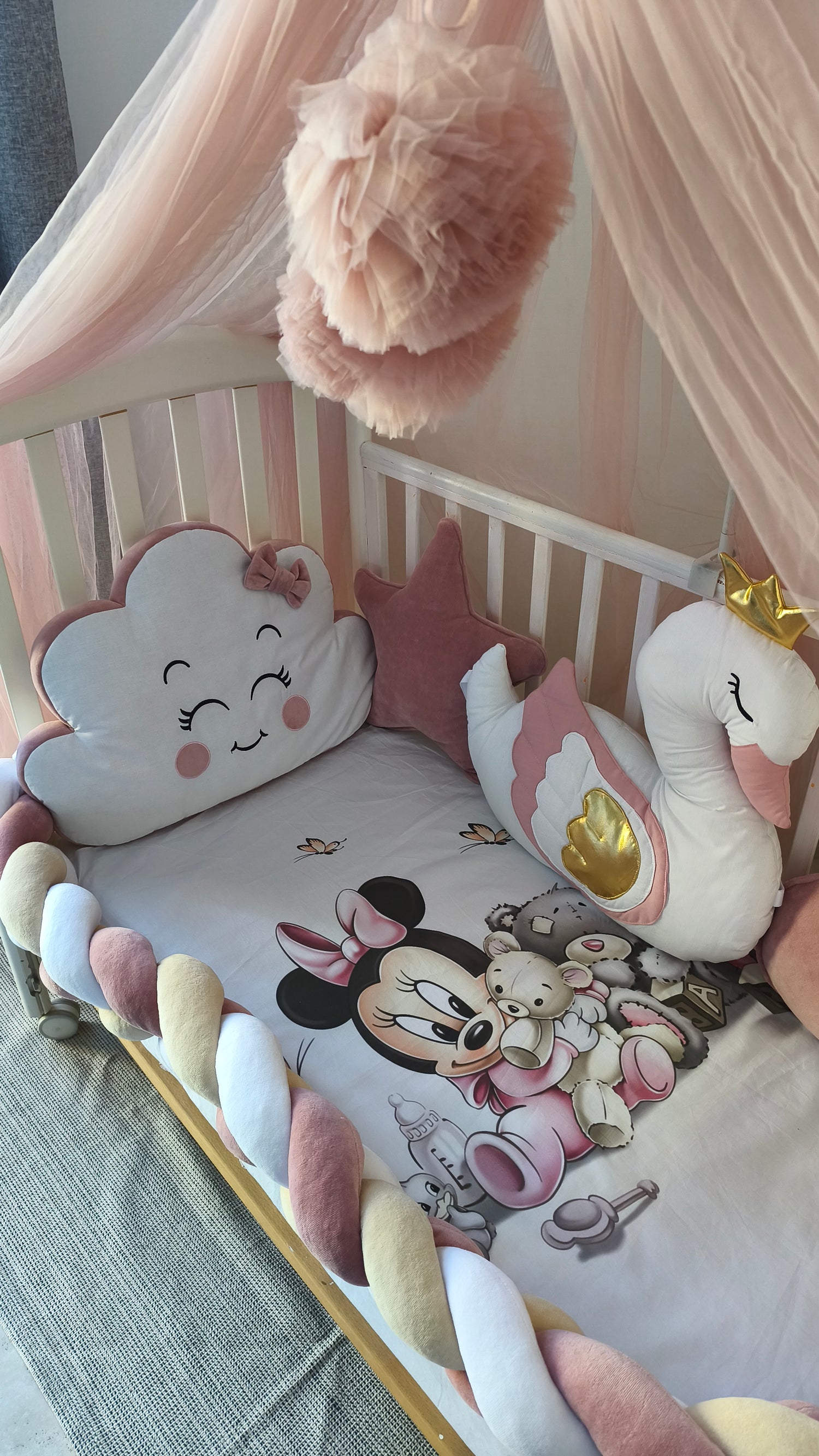 Set paracolpi treccia quattro colori rosa antico bianco giallo con cuscini cigno dorato nuvola cuore velluto e baldacchino rosa