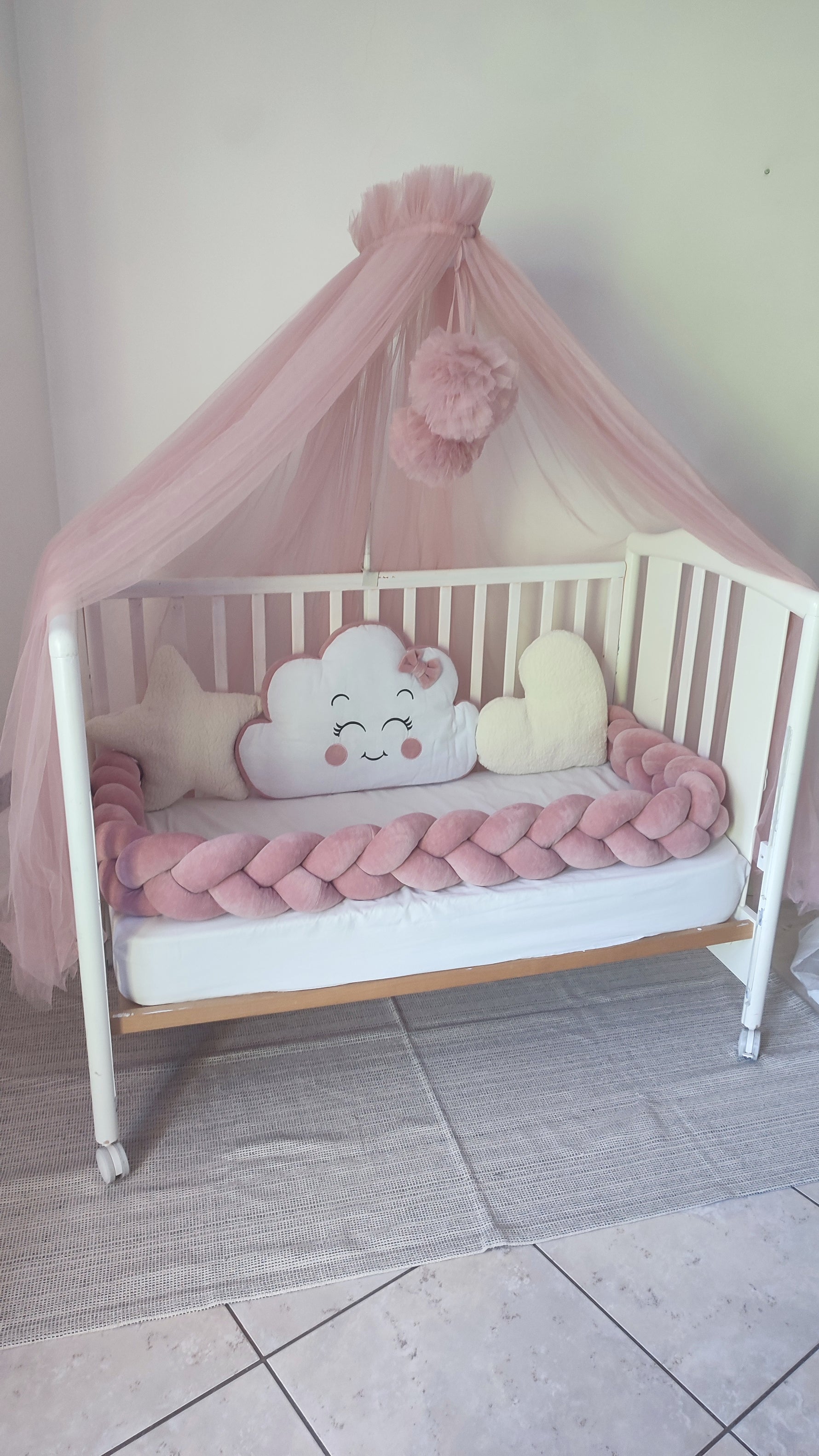 Set paracolpi treccia velluto rosa con cuscino nuvola sorridente stella e cuore panna per lettino bambina