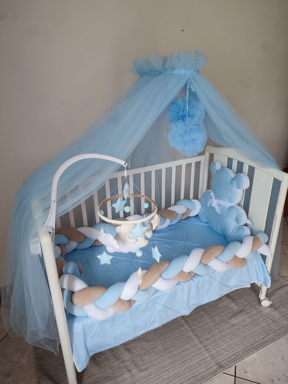 Set culla neonato con paracolpi a treccia intrecciata e cuscino a forma di orsetto azzurro per neonati.