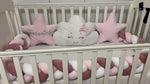 Set paracolpi lettino a treccia rosa antico, rosa e bianco con cuscini stella personalizzati e nuvola bianca con fiocco