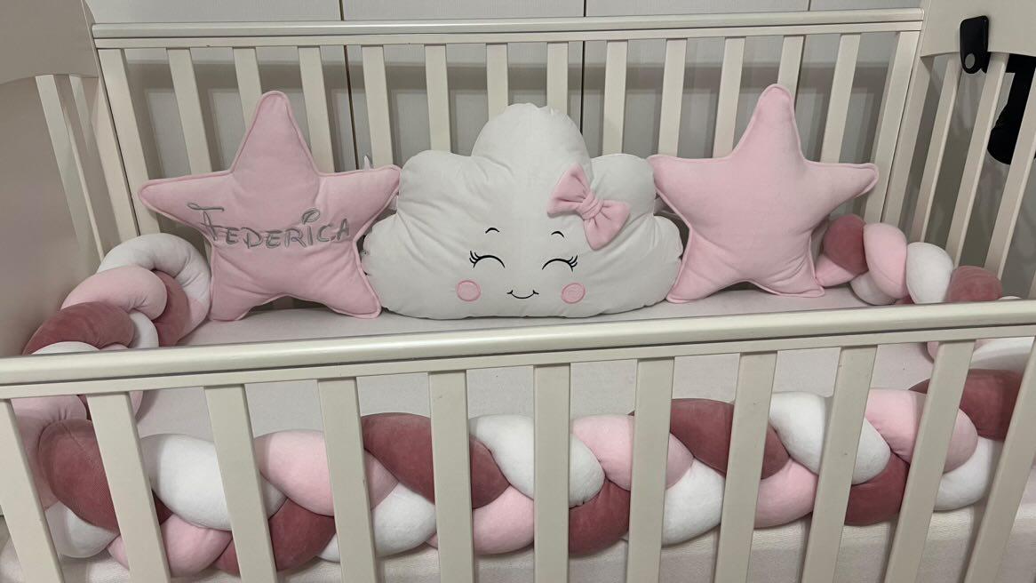 Set paracolpi lettino a treccia rosa antico, rosa e bianco con cuscini stella personalizzati e nuvola bianca con fiocco