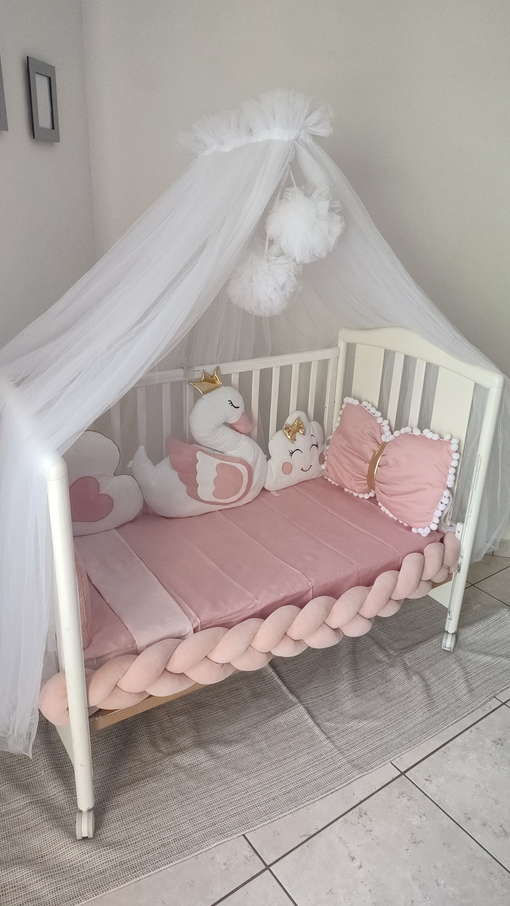Set paracolpi culla treccia due toni rosa con cigno corona dorata nuvola fiocchetto e cuscino fiocco rosa bordo pompon 