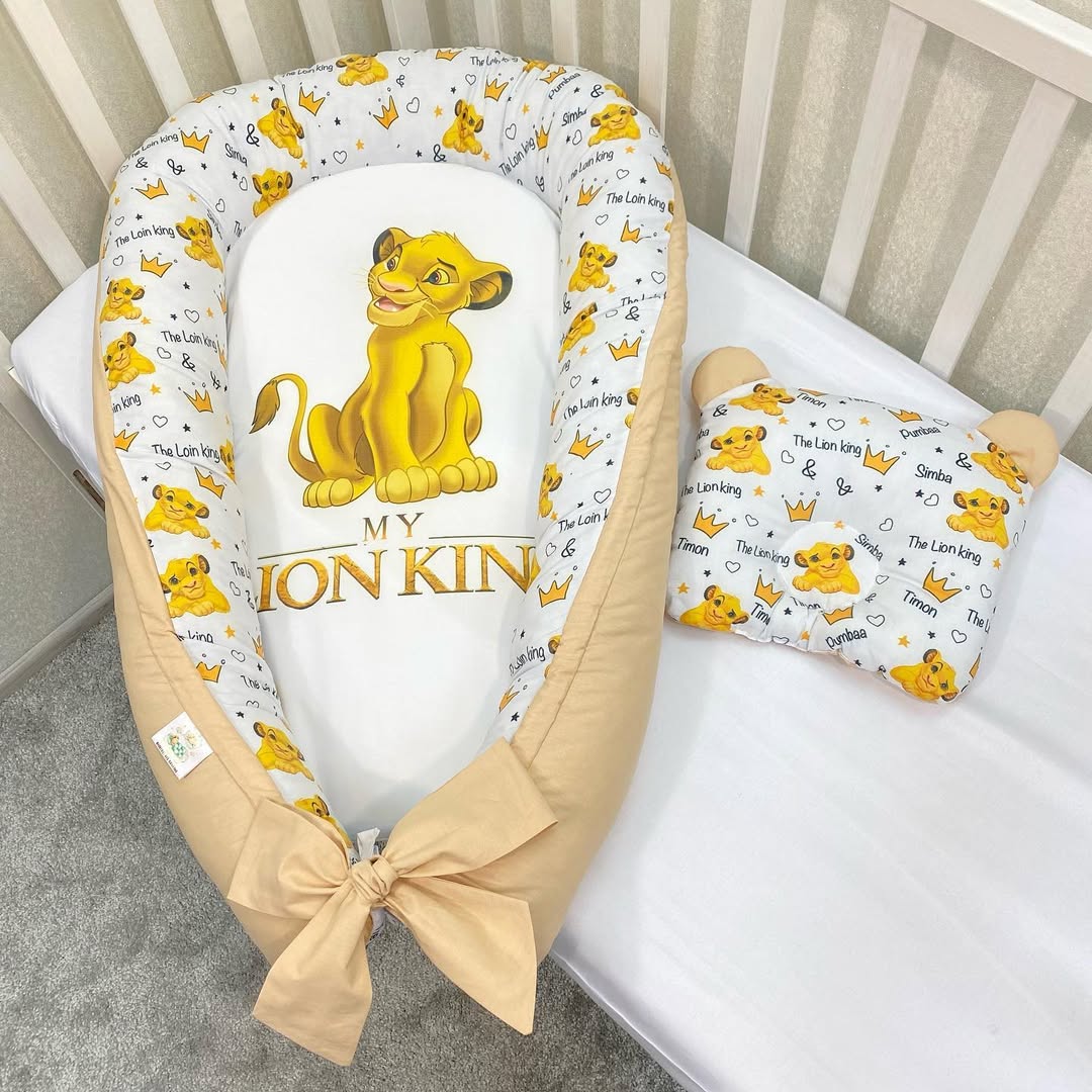 Set neonato Re Leone beige, riduttore nido per lettino e cuscino coordinato Simba Disney.