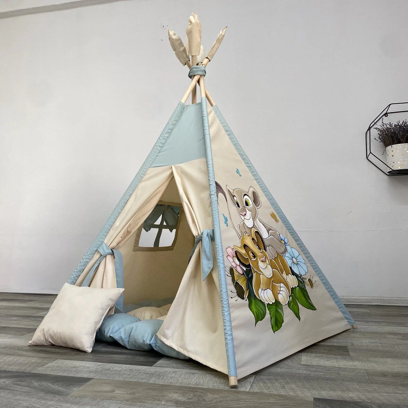 Tenda tipi/teepee/wigwam bambini verde salvia e beige fatta a mano con dipinto  leoni e animali della savana, materassino imbottito, cuscino e pali pieghevoli inclusi