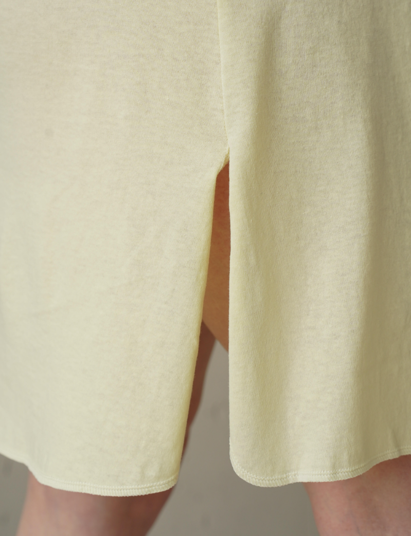 Dettaglio spacco laterale e orlo della camicia da notte premaman Simple giallo pastello, per muoversi comoda in gravidanza