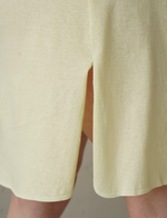 Dettaglio spacco laterale e orlo della camicia da notte premaman Simple giallo pastello, per muoversi comoda in gravidanza