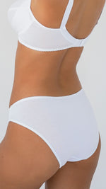 Slip premaman bianchi visti di schiena, cotone morbido vita bassa sotto pancia, abbinati a reggiseno bianco