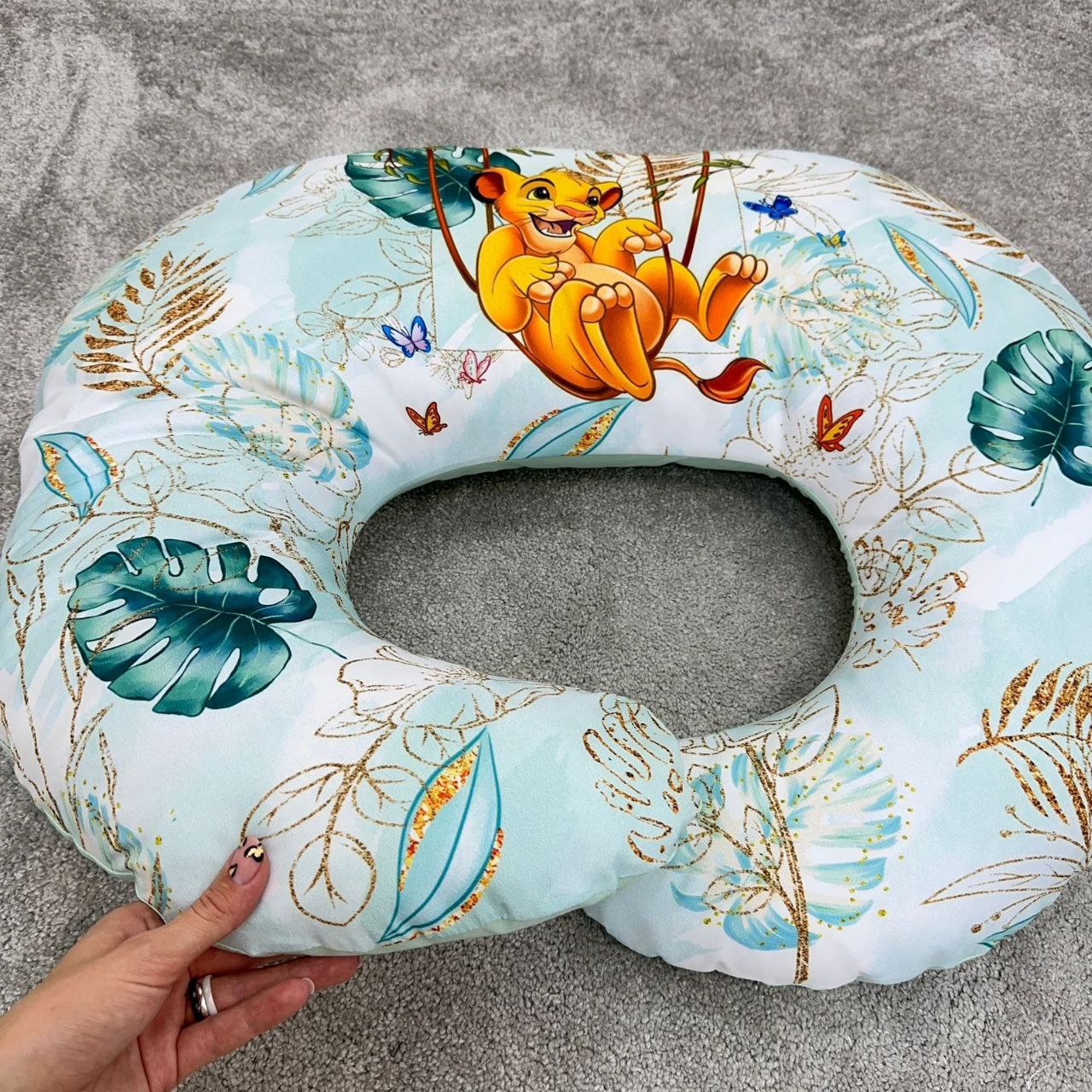 Cuscino gravidanza ergonomico verde acqua con foglie di monstera e stampa Disney baby, morbido cotone.