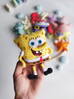 SpongeBob in feltro fatto a mano tenuto in mano, dettaglio giostrina culla tema mare