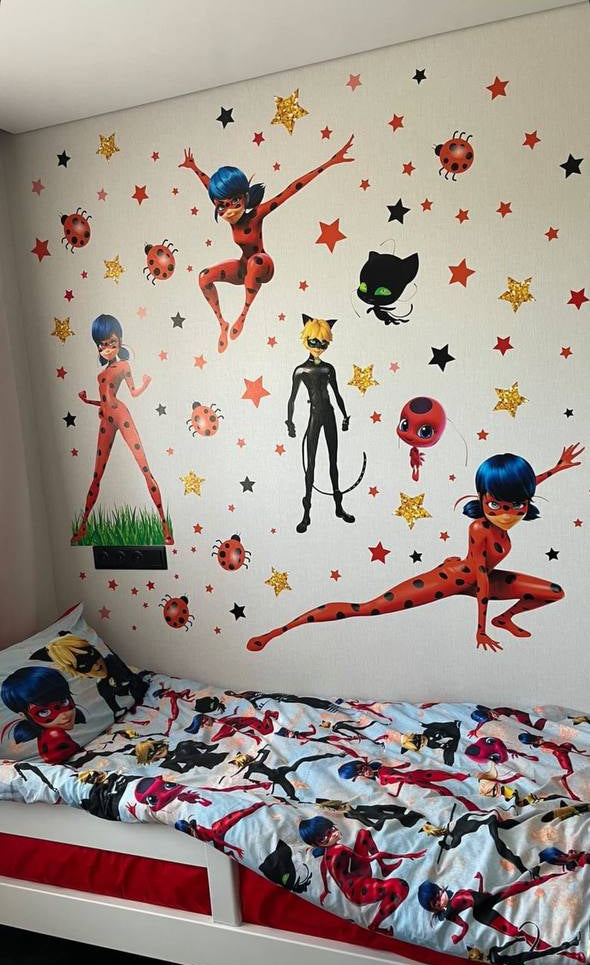 Decorazioni adesive da parete per bambini con Ladybug in diverse posizioni, Chat Noir, i Kwami Tikki e Plagg, coccinelle e stelline rosse e oro.