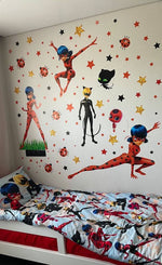 Decorazioni adesive da parete per bambini con Ladybug in diverse posizioni, Chat Noir, i Kwami Tikki e Plagg, coccinelle e stelline rosse e oro.