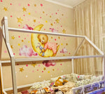 Decorazioni adesive da parete per bambini con grande orso di peluche su una luna gialla, nuvole rosa e stelline dorate lucide.