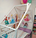 Decorazioni adesive da parete per cameretta bimba con Cenerentola, Ariel, Rapunzel, Aurora e Jasmine circondate da stelline colorate.