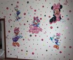 Decorazioni adesive da parete per camera bimba a tema Disney con grafiche di Minnie Mouse, farfalle e tantissimi pois rosa, glitterati e multicolore.