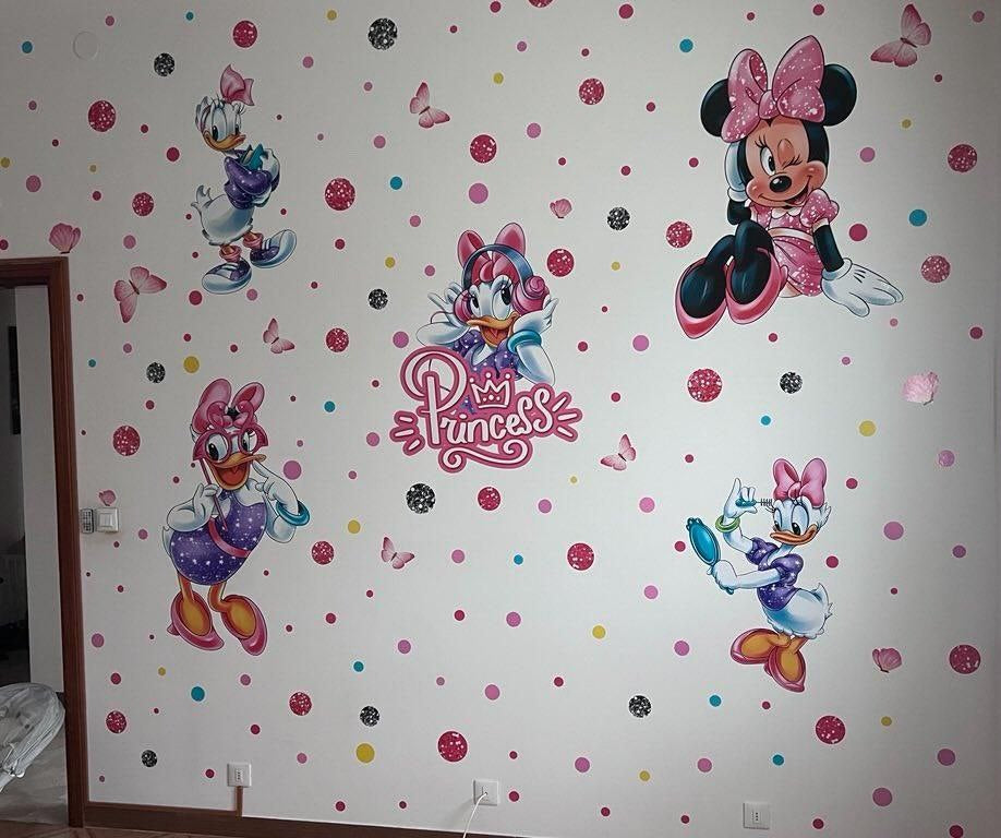 Decorazioni adesive da parete per camera bimba a tema Disney con grafiche di Minnie Mouse, farfalle e tantissimi pois rosa, glitterati e multicolore.