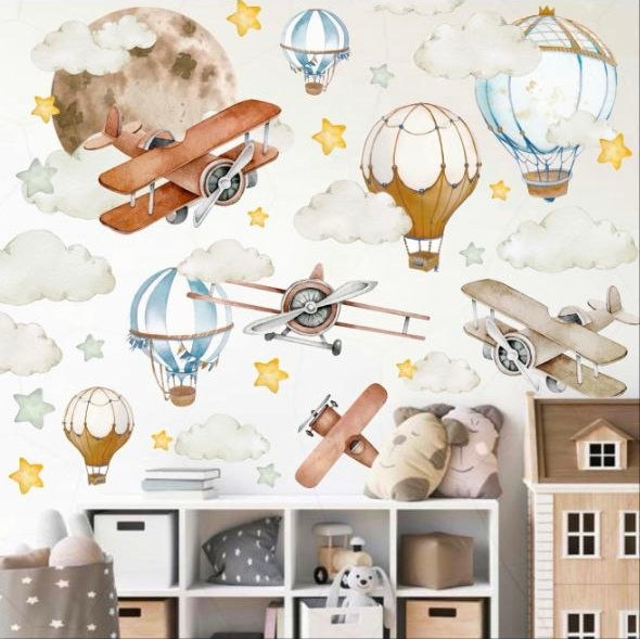 Stickers da muro tema aviazione con aerei a elica e mongolfiere azzurre tra le nuvole, stile acquerello per bambini.