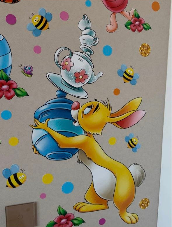 Dettaglio adesivo murale di Tappo di Winnie the Pooh con teiera e tazzine, decorazione Disney per cameretta.