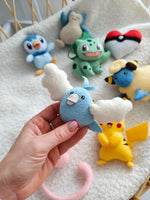 Dettaglio Pokémon Swablu azzurro e bianco in feltro per giostrina culla, personaggio fatto a mano per lettino neonato