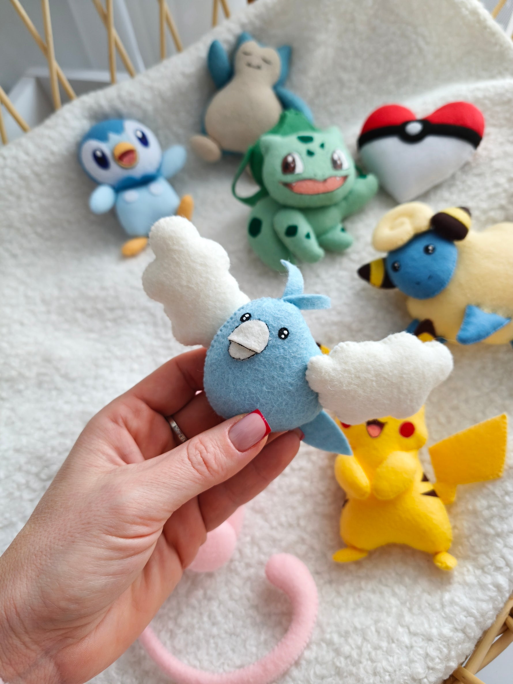 Dettaglio Pokémon Swablu azzurro e bianco in feltro per giostrina culla, personaggio fatto a mano per lettino neonato