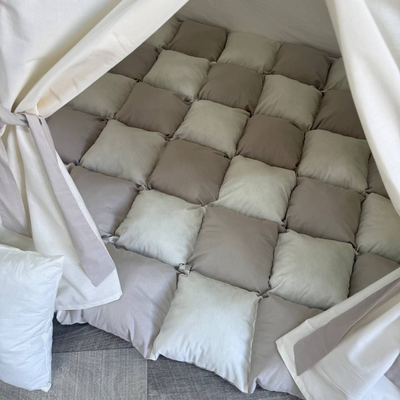 Tenda teepee bambini in cotone con disegno dipinto a mano a tema savana, animali e avventura, struttura in legno naturale e tappeto imbottito, tenda gioco per cameretta personalizzata.