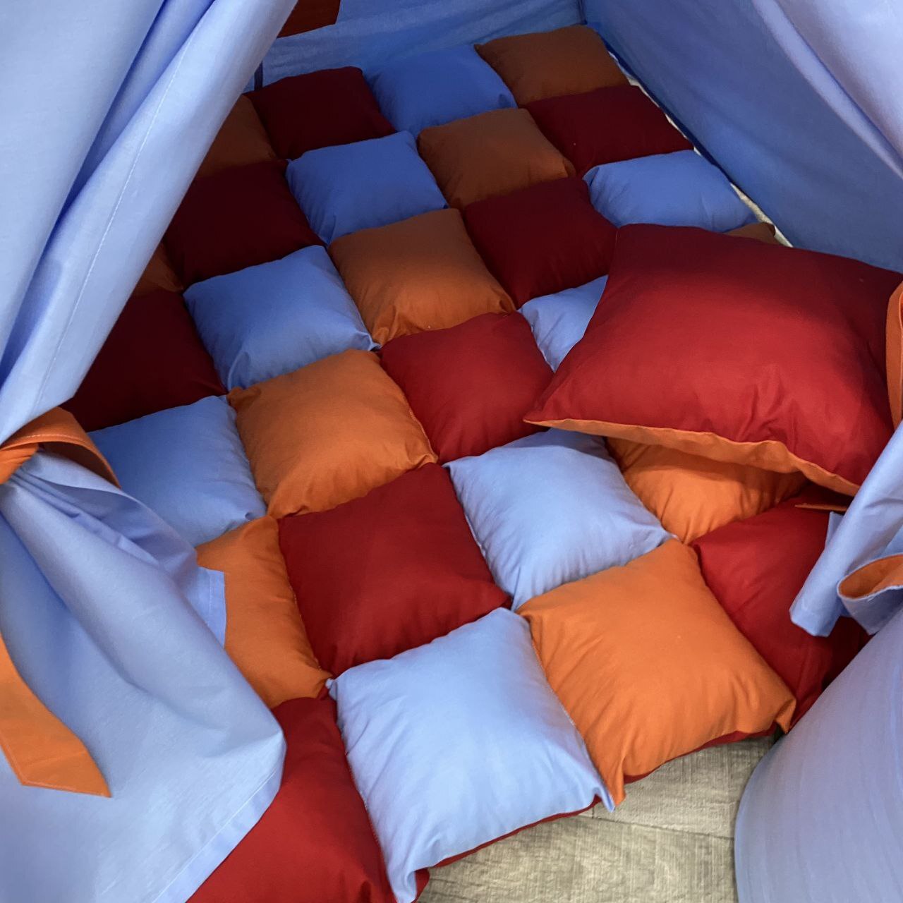 Tenda tipi/teepee/wigwam bambini  Azzurro/celeste, dipinta a mano tema topolino cartone animato, personalizzata con nome, materassino imbottito, cuscino e pali pieghevoli inclusi