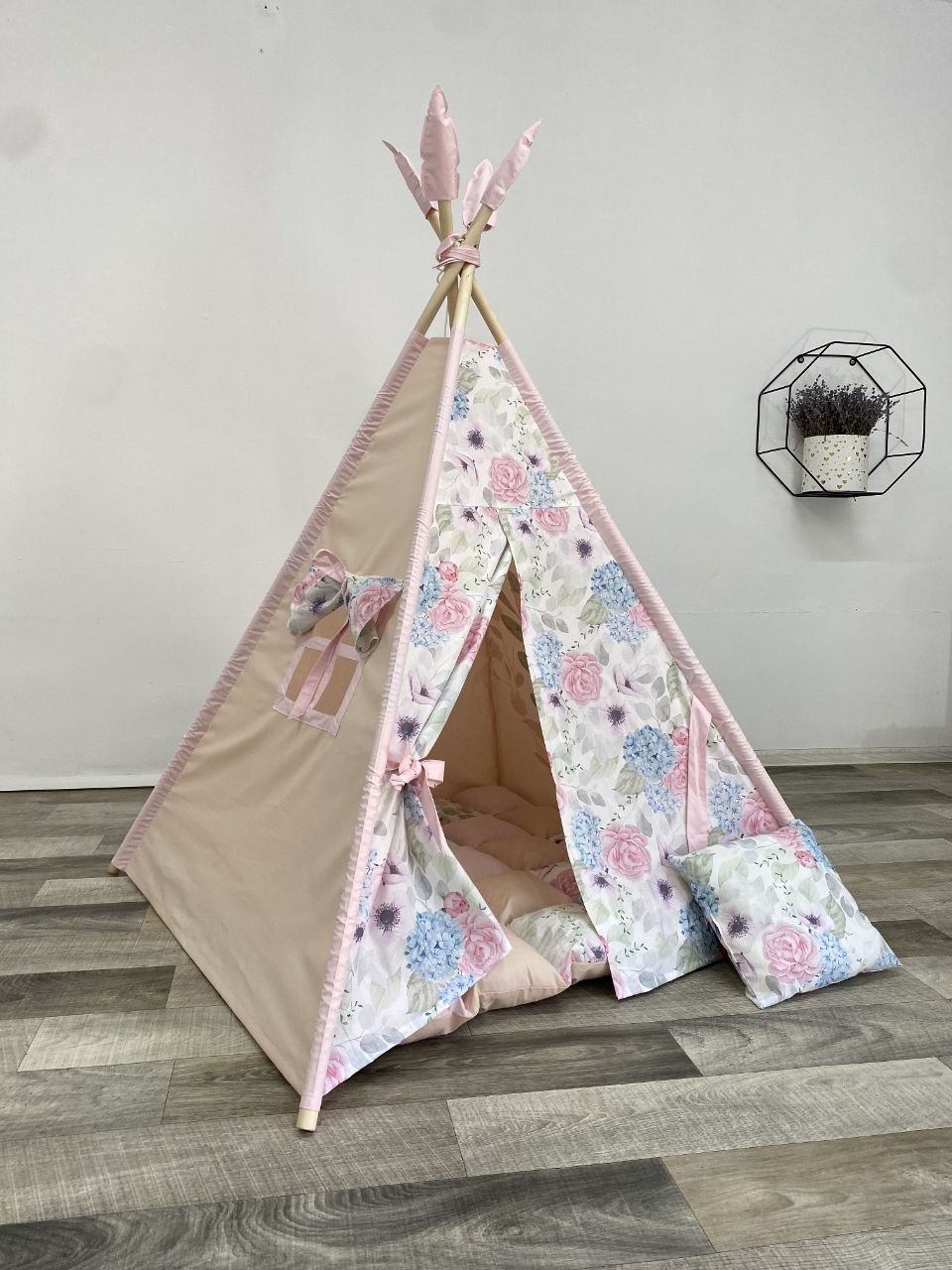 Teepee bambina beige e rosa con pannelli floreali rose e ortensie, piume rosa, fiocchi e cuscini coordinati